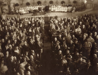 98740 Afbeelding van de aanwezigen in de grote zaal van het Gebouw Tivoli (Kruisstraat 1) te Utrecht tijdens de ...